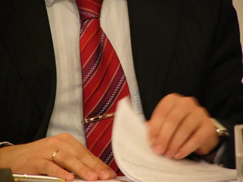 Сделка, совершенная в ущерб должнику, может признаваться недействительной