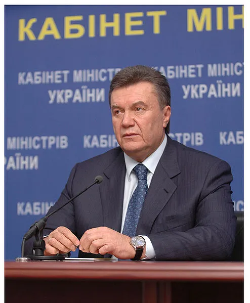 Янукович подарил московской библиотеке свои книги 