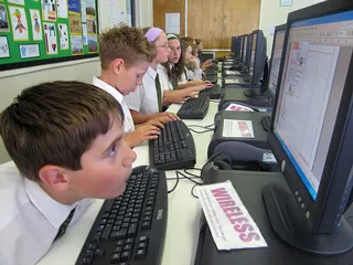Ученики на школьных компьютерах изучают порносайты