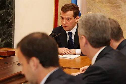 Медведев пообещал отменить "телефонное право"