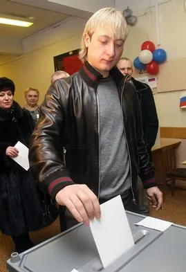 Фигурист Е.Плющенко голосует, пока традиционным способом. Фото daylife.com