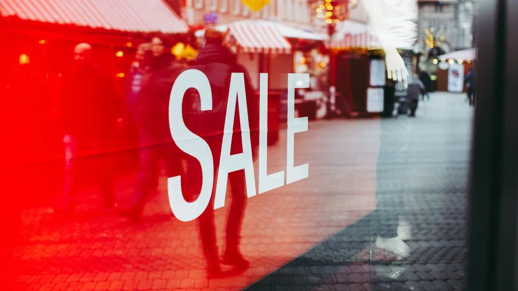 Запретить Open, забыть Sale: как закон о языке ударит по карману потребителей и бизнеса