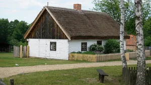 Какой забор можно поставить на садовом участке: нормы и правила