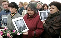Отдать дань памяти первому президенту России пришли тысячи людей