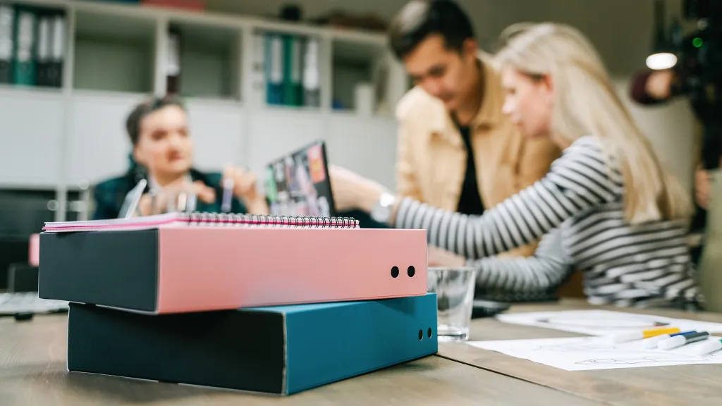 Что за зверь ЕФС-1, почему не директор, а директорка, и с чего вдруг не надо переживать за налоги. Топ обсуждений на «Клерке» за неделю