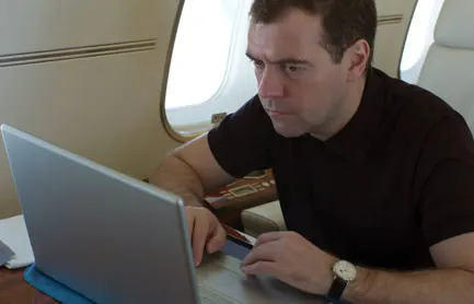 Медведев назвал интернет гарантией свободы слова