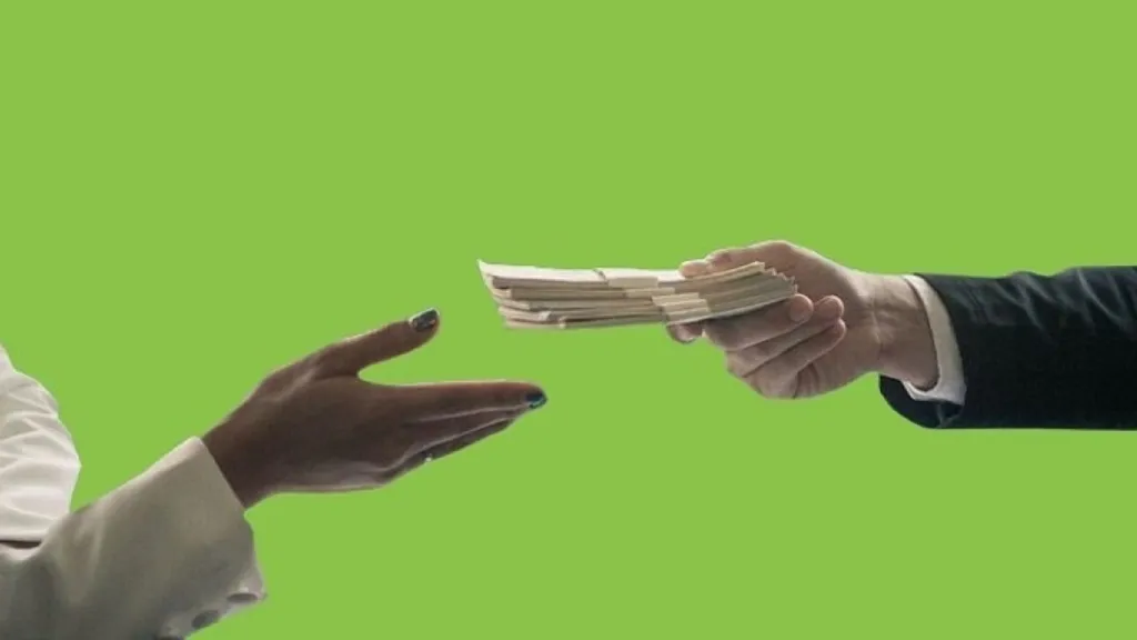 Денежные переводы с российских карт за границу: какая система выгоднее?