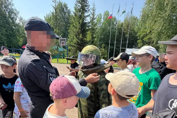«Каникулы с Росгвардией»: в детском лагере «Радуга» прошла встреча с бойцами спецподразделений