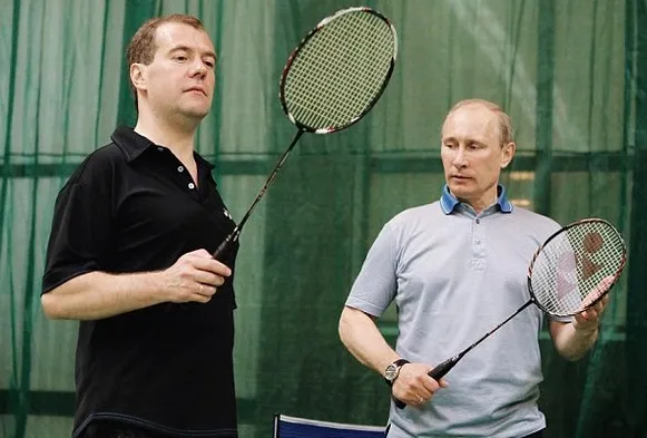 Президент РФ Дмитрий Медведев и председатель российского правительства Владимир Путин поиграли в бадминтон. Фото: REUTERS