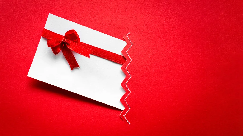 Подарки не отдарки. Нужно ли платить НДФЛ за подарочный сертификат?