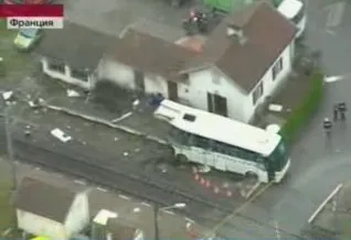 Во Франции школьный автобус столкнулся с поездом