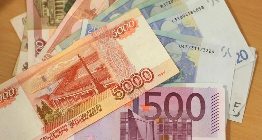 Доллар и евро прибавили более 7% на фоне снижения рейтинга РФ