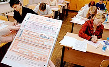Российские школьники пишут ЕГЭ по русскому языку