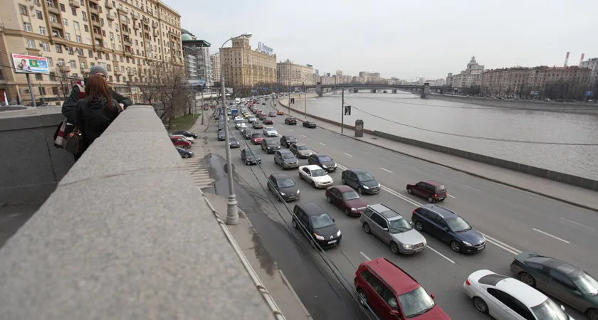В Москве выделенные полосы оградят бордюрами