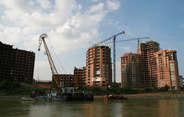 На северо-востоке Москвы на рабочих упал башенный кран