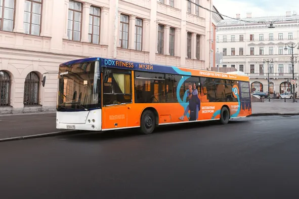 В Питере запустили первый бесплатный экскурсионный автобус. Аудиогид озвучила Татьяна Буланова.
