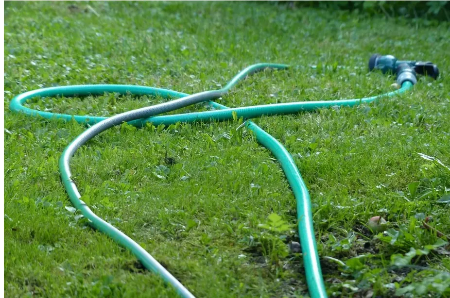 Какой шланг купить в гараж и дом: ПВХ против полиэтилена и резины