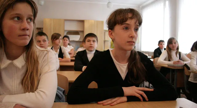 Российские выпускники сдают ЕГЭ по русскому языку 
