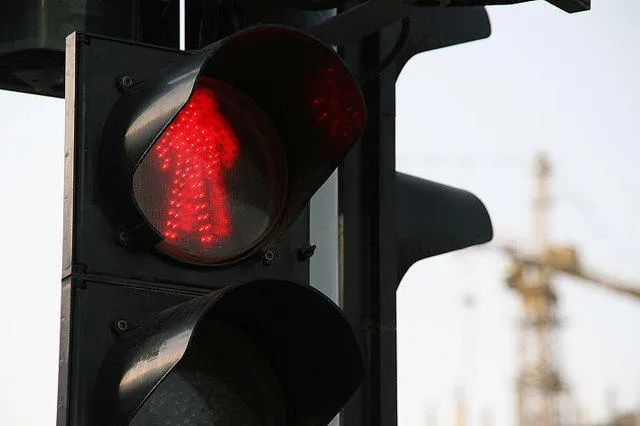 Штраф за поворот направо при запрещающем знаке светофора предлагают отменить