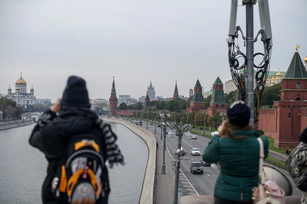 Москва выросла. Въездной туризм фото. Въездной туризм это путешествия. Въездной туризм в России фото. Въездной Международный туризм фото.