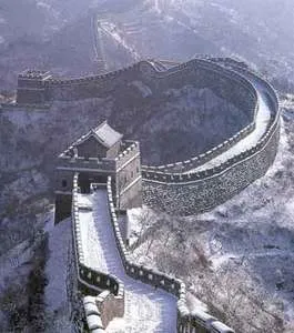 Великая китайская стена - одно из чудес света (фото - lifetour.ru)