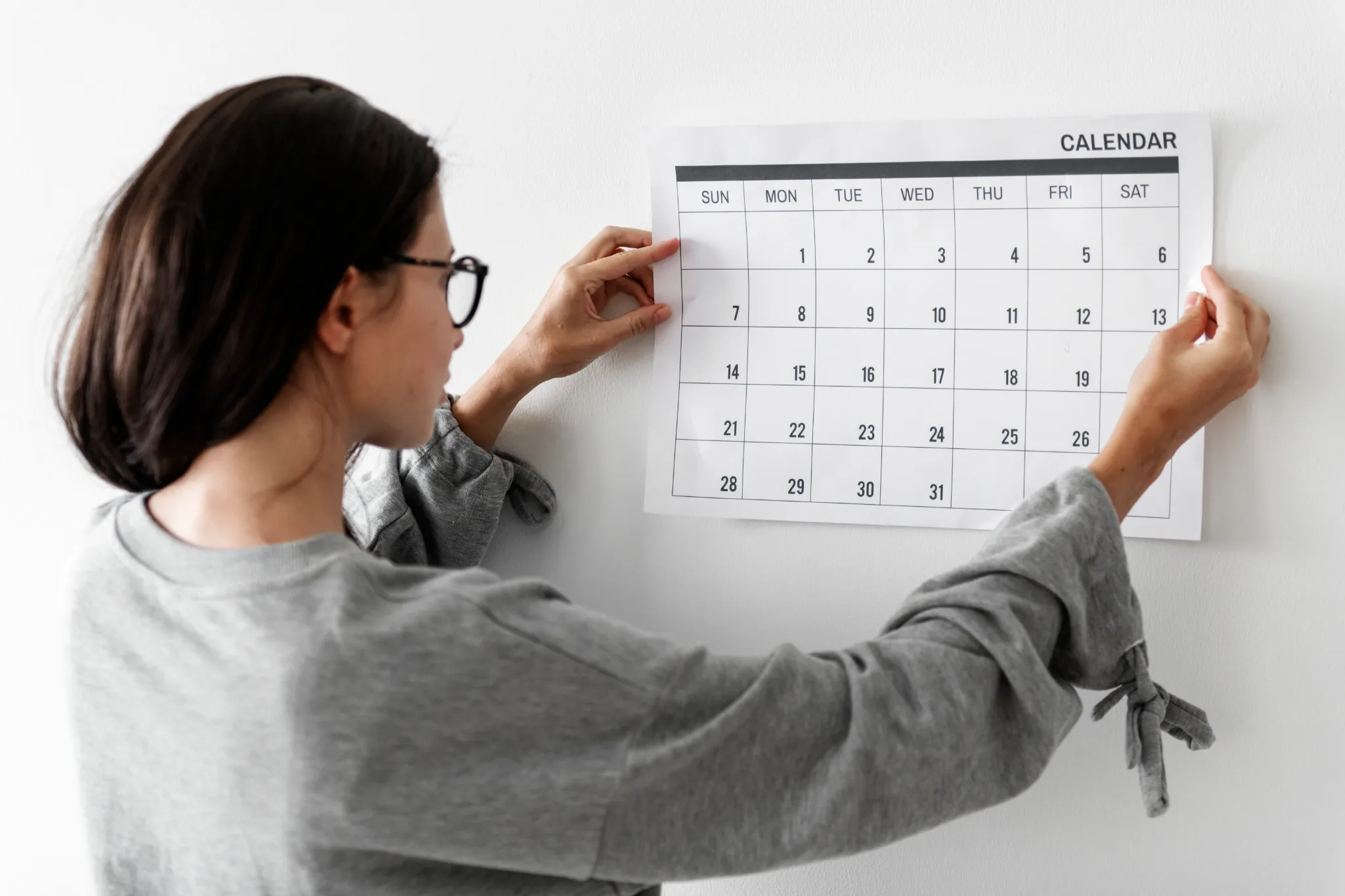 Пятнадцать рабочих дней. Календарь. Человек с календарем. Календарь в руках. Календарь картинка.