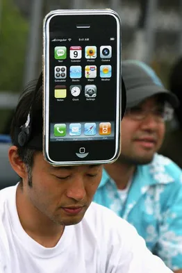 Продавец iPhone в Токио. Фото AFP