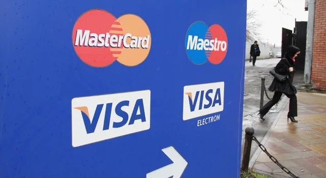 Visa и MasterCard прекратили обслуживать клиентов трех российских банков