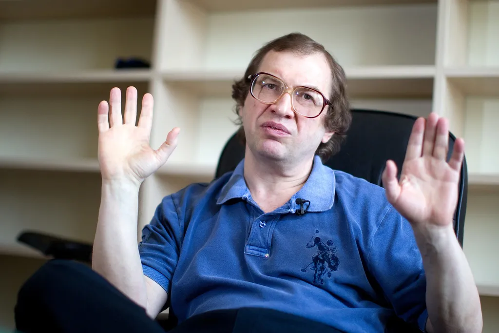 Почему у Мавроди получилось — и как он мог обмануть целую страну, не скрываясь Почему у Мавроди получилось — и как он мог обмануть целую страну, не скрываясь