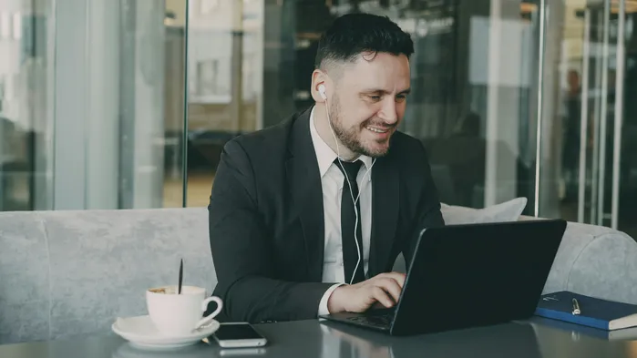 Обменник криптовалют в России: где менять безопасно в 2025 году