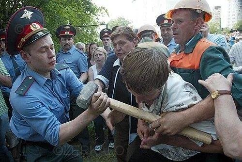 Жители Южного Бутово перекрыли дорогу к стройке