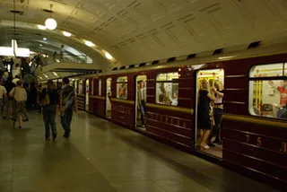 Москвичи будут оплачивать проезд в метро банковскими картами