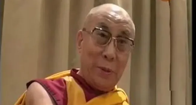 Далай-лама XIV, духовный лидер буддистов. Кадр телеканала "Рен ТВ"