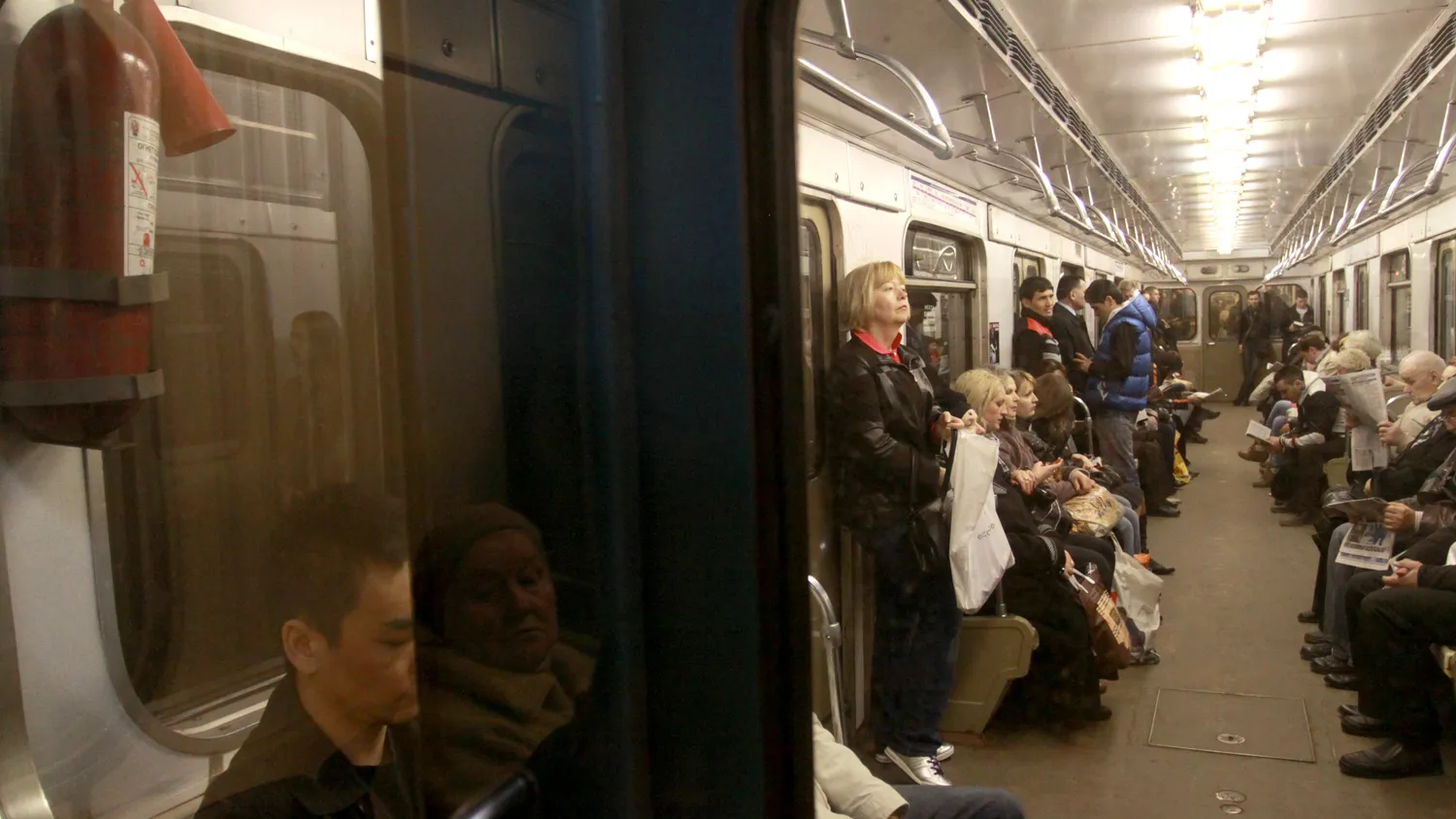 В московском метро поэкспериментируют с рекламой на полу