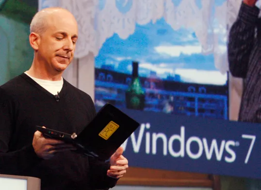 Представитель Microsoft Стивен Синофски ведет презентацию Windows 7. Фото Reuters.