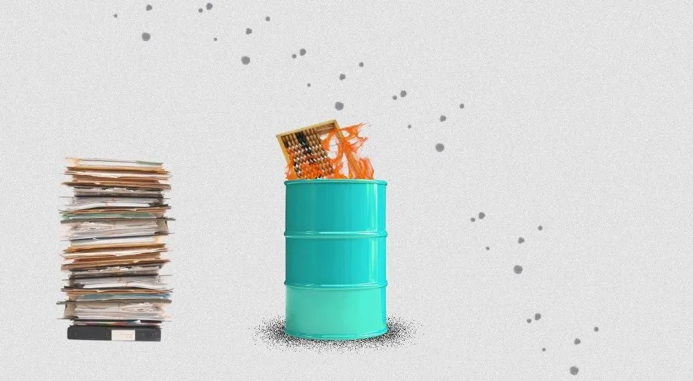 Как избавиться от старых документов: макулатура, камин на даче или шредер?