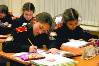 Девушкам позволят учиться в суворовских и нахимовских училищах