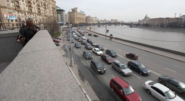 На юго-востоке Москвы в реку Яуза упал автомобиль