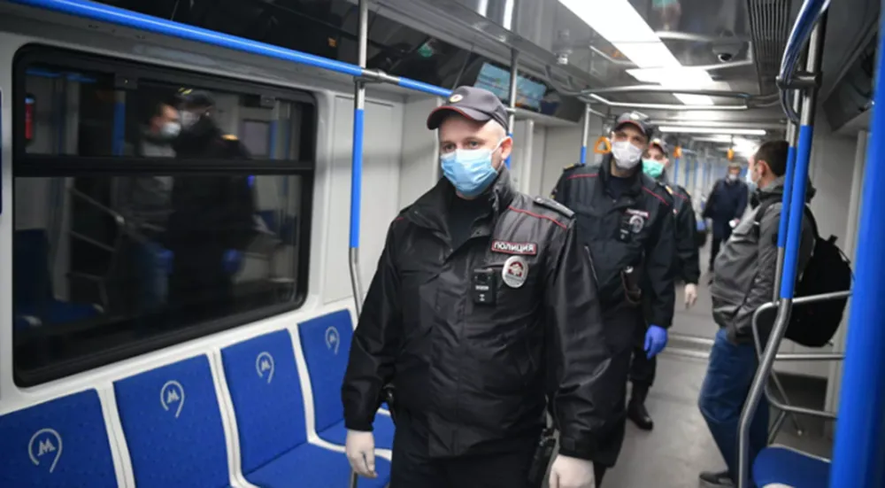 Пока только предупреждение. Всем, кто без маски и перчаток сегодня в общественном транспорте Москвы