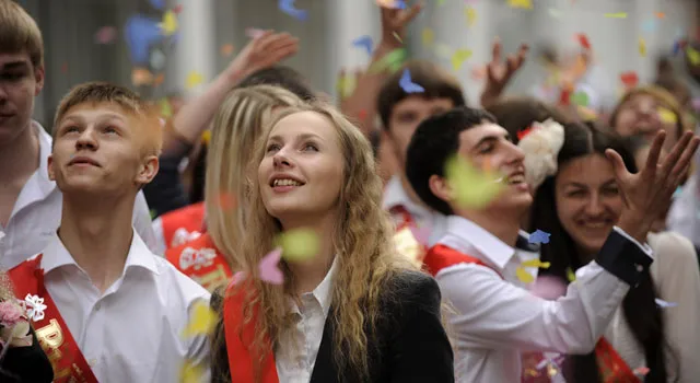 Выпускники российских школ вместо медалей получат аттестаты с отличием