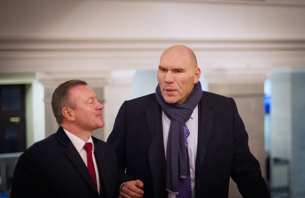 Депутаты заморозили оклады чиновников и военных