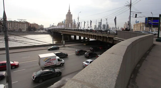 В Москве внедорожник сбил двух человек на трамвайной остановке