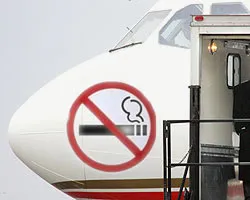 Рядом с табличкой "Не курить!" в самолетах повесят надпись "Не пить!"