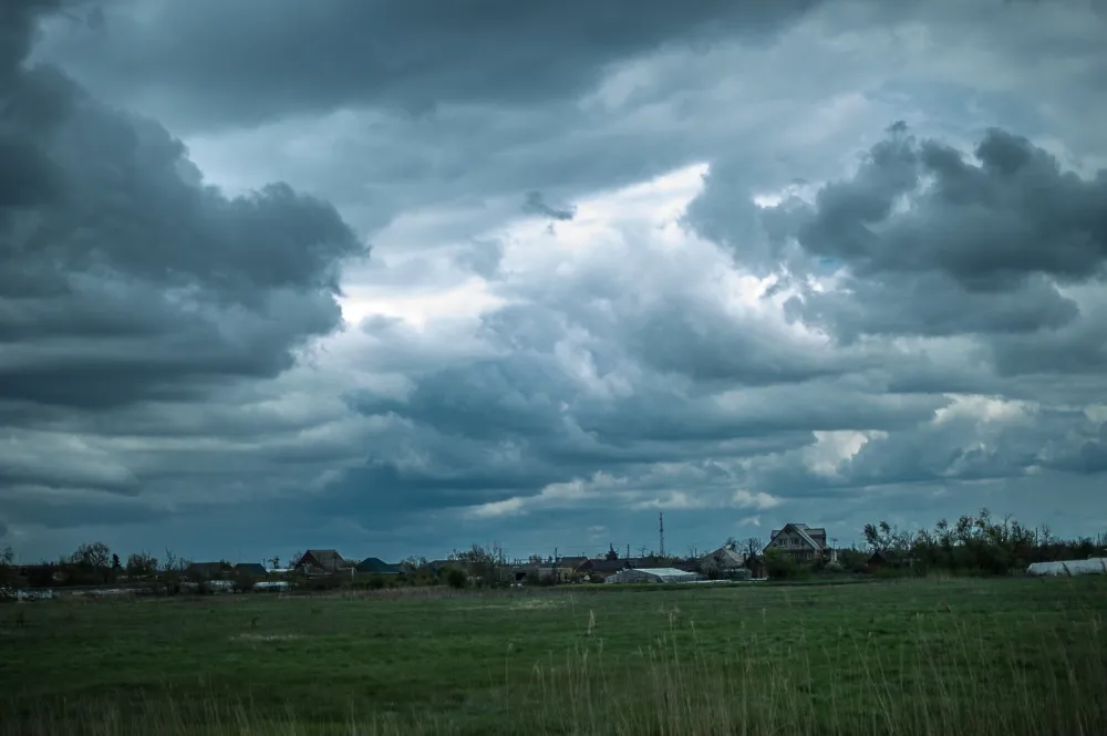 В Новосибирской области ураган повредил кровли нескольких зданий 
