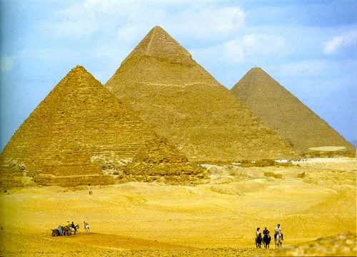 На фото пирамиды в Гизе 