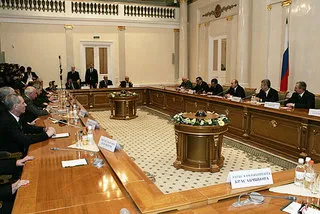 КС начнет работать в Петербурге с 21 мая