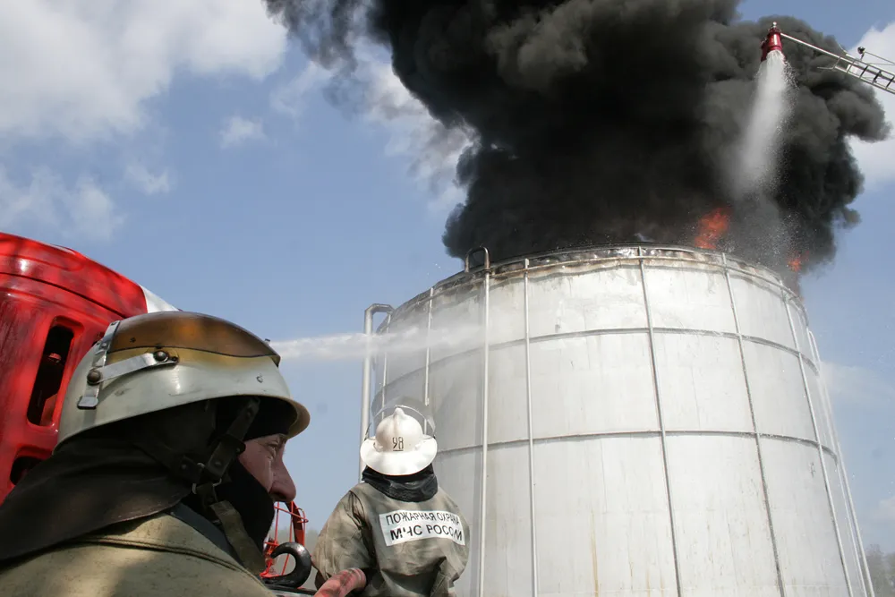 На нефтебазе в Красноярске произошел крупный пожар 