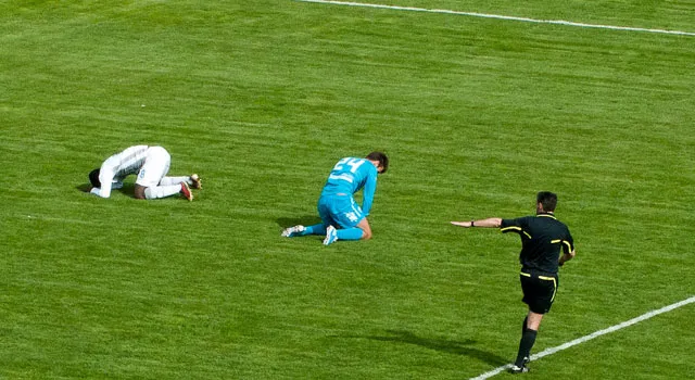 Депутаты предложили платить футболистам в рублях