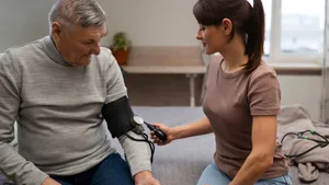 Как получить пенсионные баллы по уходу за 80-летним пенсионером: новые правила