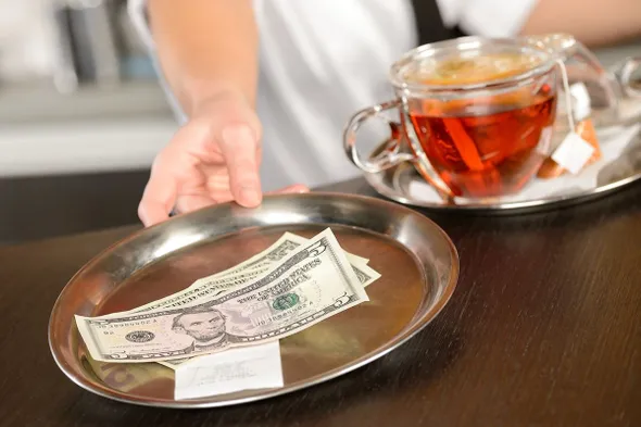 Чаевые в ресторане в 2025: Как оформить без штрафов по новым правилам ФНС